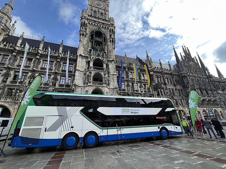 Der Münchner Bergbus fährt auch 2022 wieder: Bei der Pressekonferenz auf dem Münchner Marienplatz wurden neben einer neuen Linie alle Neuerungen für die Saison 2022 vorgestellt. (©Foto.Martin Schmitz): 
